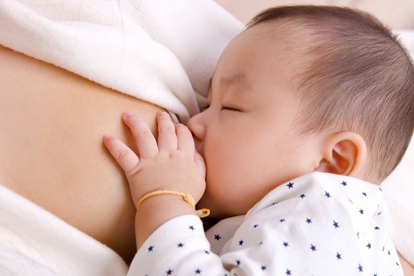 Lượng sữa cần cho trẻ sơ sinh bú ở mỗi trẻ là khác nhau